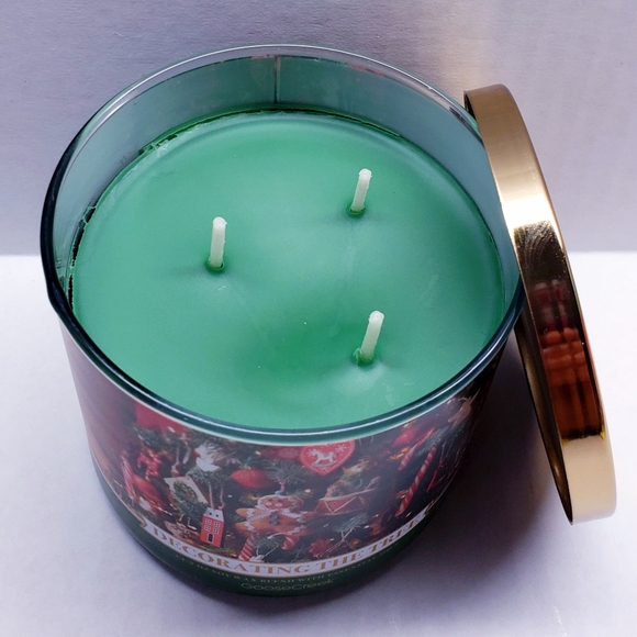 Goose Creek DECORATING THE TREE Large 3-Wick Scented Candle, 14.5 oz - Picture 3 of 5